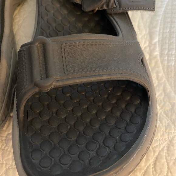 Men's Gray Skechers Sandals Size 13
Lots of Cushion and Comfort. NWOT - Picture 4 of 8